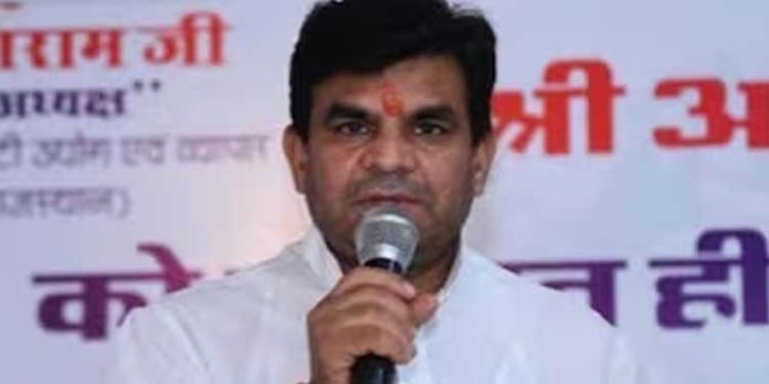 ദലിത് യുവാവിനെക്കൊണ്ട് ഷൂ നക്കിച്ചെന്ന് പരാതി ; കോൺഗ്രസ് എംഎൽഎക്കെതിരെ കേസെടുത്ത് പോലീസ് ദലിത് യുവാവിനെക്കൊണ്ട് ഷൂ നക്കിച്ചെന്ന് പരാതി ; കോൺഗ്രസ് എംഎൽഎക്കെതിരെ കേസെടുത്ത് പോലീസ്