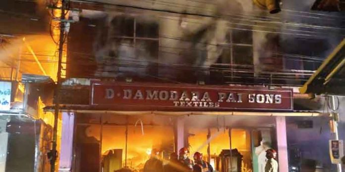 ചേര്ത്തലയില് വസ്ത്രവ്യാപാര കേന്ദ്രത്തിൽ വന് തീപിടിത്തം ചേര്ത്തലയില് വസ്ത്രവ്യാപാര കേന്ദ്രത്തിൽ വന് തീപിടിത്തം