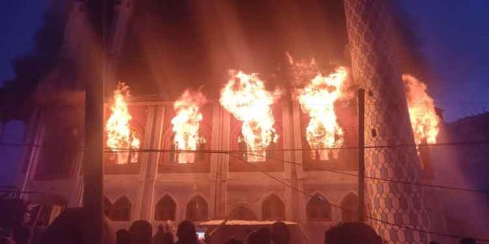 ഗുരുഗ്രാമിൽ മുസ്ലീം പള്ളിക്ക് തീയിട്ട് ജനക്കൂട്ടം ; ഒരാൾ മരിച്ചു ഗുരുഗ്രാമിൽ മുസ്ലീം പള്ളിക്ക് തീയിട്ട് ജനക്കൂട്ടം ; ഒരാൾ മരിച്ചു