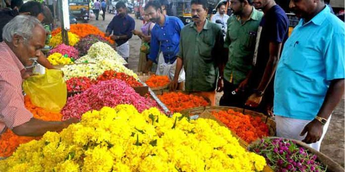 പൂവ് വിപണി സജീവമായി ; ഇത്തവണ പതിവിലും വില കുറവ് പൂവ് വിപണി സജീവമായി ; ഇത്തവണ പതിവിലും വില കുറവ്