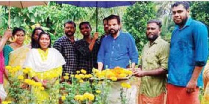 സൗഹൃദ വലയത്തില് അവര് വിരിയിച്ചത് ഒരു പുന്തോട്ടം സൗഹൃദ വലയത്തില് അവര് വിരിയിച്ചത് ഒരു പുന്തോട്ടം