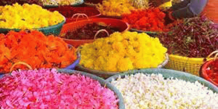 ജില്ലയില് പൂവിപണി സജീവം ; പൂക്കള്ക്ക് തൊട്ടാല് പൊള്ളുന്ന വില ജില്ലയില് പൂവിപണി സജീവം ; പൂക്കള്ക്ക് തൊട്ടാല് പൊള്ളുന്ന വില