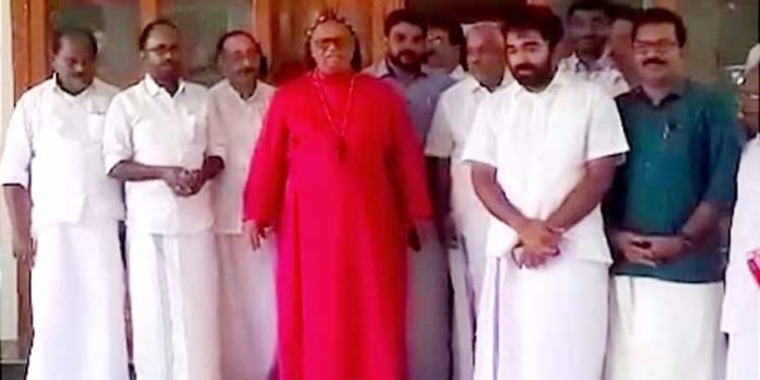 തിയോഡോഷ്യസ് മെത്രാപോലിത്തയെ കണ്ട് അനുഗ്രഹം തേടി ചാണ്ടി ഉമ്മൻ തിയോഡോഷ്യസ് മെത്രാപോലിത്തയെ കണ്ട് അനുഗ്രഹം തേടി ചാണ്ടി ഉമ്മൻ