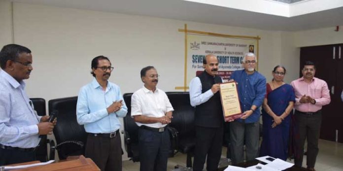 ആയുർവേദ കോളേജുകളിലെ സംസ്കൃത അധ്യാപകർക്കുള്ള ഹൃസ്വകാല കോഴ്സ് ആരംഭിച്ചു ആയുർവേദ കോളേജുകളിലെ സംസ്കൃത അധ്യാപകർക്കുള്ള ഹൃസ്വകാല കോഴ്സ് ആരംഭിച്ചു