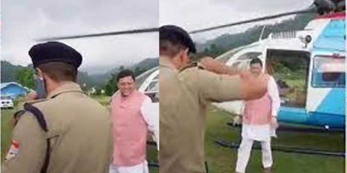 ഫോണിൽ സംസാരിച്ച് കൊണ്ട് മുഖ്യമന്ത്രിക്ക് സല്യൂട്ട് ; പോലീസ് ഉദ്യോഗസ്ഥന് സ്ഥലം മാറ്റം ഫോണിൽ സംസാരിച്ച് കൊണ്ട് മുഖ്യമന്ത്രിക്ക് സല്യൂട്ട് ; പോലീസ് ഉദ്യോഗസ്ഥന് സ്ഥലം മാറ്റം