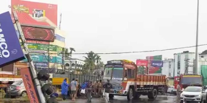 ആലപ്പുഴയിൽ നിയന്ത്രണം തെറ്റിയ ലോറി ഇടിച്ച് കയറി സ്കൂട്ടർ നിന്ന് കത്തി ആലപ്പുഴയിൽ നിയന്ത്രണം തെറ്റിയ ലോറി ഇടിച്ച് കയറി സ്കൂട്ടർ നിന്ന് കത്തി