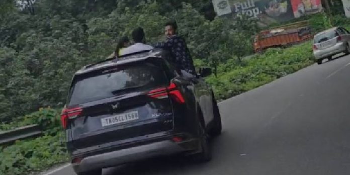 താമരശ്ശേരി ചുരത്തിൽ കാറിന്റെ ഡോറിലിരുന്ന് യാത്ര ; നടപടി താമരശ്ശേരി ചുരത്തിൽ കാറിന്റെ ഡോറിലിരുന്ന് യാത്ര ; നടപടി