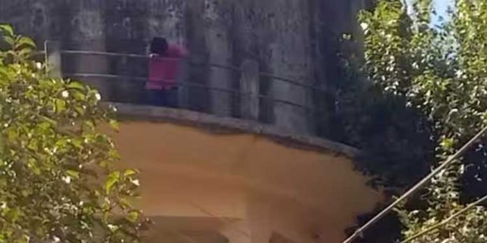 ഓണക്കാലമായിട്ടും വാർഡിൽ കുടിവെള്ളമില്ല ; ജലസംഭരണിക്ക് മുകളിൽ കയറി മെമ്പറുടെ ആത്മഹത്യാഭീഷണി ഓണക്കാലമായിട്ടും വാർഡിൽ കുടിവെള്ളമില്ല ; ജലസംഭരണിക്ക് മുകളിൽ കയറി മെമ്പറുടെ ആത്മഹത്യാഭീഷണി