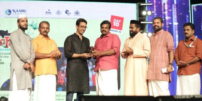 കരിയാട്ടം കാണാൻ കേരള ടൂറിസം ഡയറക്ടർ എത്തി കരിയാട്ടം കാണാൻ കേരള ടൂറിസം ഡയറക്ടർ എത്തി