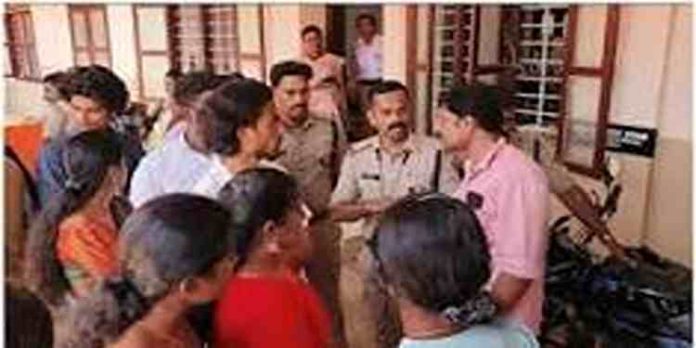 കുന്നംകുളം ശ്രീ വിവേകാനന്ദ കോളജില് എസ്എഫ്ഐ – എബിവിപി വിദ്യാര്ഥികള് ഏറ്റുമുട്ടി കുന്നംകുളം ശ്രീ വിവേകാനന്ദ കോളജില് എസ്എഫ്ഐ – എബിവിപി വിദ്യാര്ഥികള് ഏറ്റുമുട്ടി