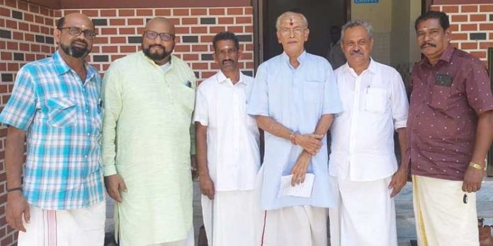 മദർതെരേസയുടെ ജന്മദിനം ആഘോഷിക്കാൻ ക്ഷേത്ര മുഖ്യതന്ത്രി സ്നേഹ ഭവനിലെത്തി മദർതെരേസയുടെ ജന്മദിനം ആഘോഷിക്കാൻ ക്ഷേത്ര മുഖ്യതന്ത്രി സ്നേഹ ഭവനിലെത്തി