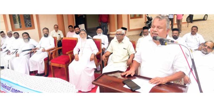 ഹിമാലയത്തെ കീഴടക്കാം, അറിവിനെ കീഴടക്കാൻ പ്രയാസമാണെന്ന് മുല്ലക്കര രത്നാകരൻ ഹിമാലയത്തെ കീഴടക്കാം, അറിവിനെ കീഴടക്കാൻ പ്രയാസമാണെന്ന് മുല്ലക്കര രത്നാകരൻ