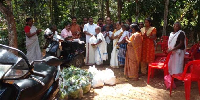 ഓണക്കിറ്റുകളും പച്ചക്കറിക്കിറ്റുകളും വിതരണം ചെയ്തു ഓണക്കിറ്റുകളും പച്ചക്കറിക്കിറ്റുകളും വിതരണം ചെയ്തു