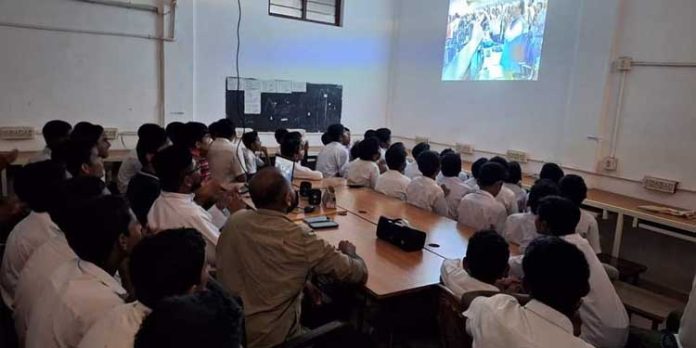 ചാന്ദ്ര വിസ്മയത്തിന്റെ നേർക്കാഴ്ചയൊരുക്കി പത്തനാപുരം സെന്റ് സ്റ്റീഫൻസ് ഹൈസ്കൂൾ ചാന്ദ്ര വിസ്മയത്തിന്റെ നേർക്കാഴ്ചയൊരുക്കി പത്തനാപുരം സെന്റ് സ്റ്റീഫൻസ് ഹൈസ്കൂൾ