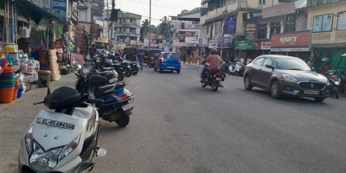 ഓണത്തിരക്കിൽ കോന്നി ഓണത്തിരക്കിൽ കോന്നി