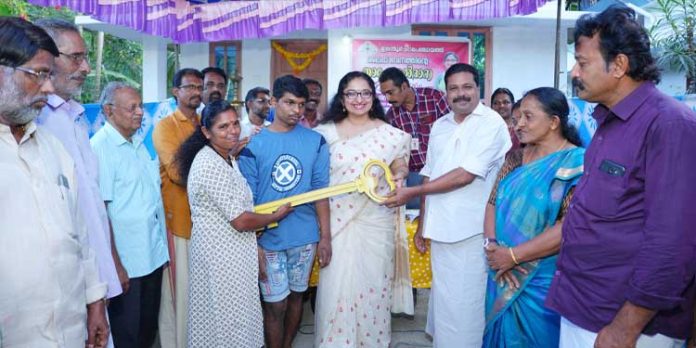 താക്കോല്ദാനം നിര്വഹിച്ചു താക്കോല്ദാനം നിര്വഹിച്ചു