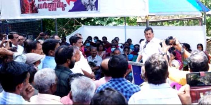 പുനലൂര് കേച്ചേരി ഫിനാന്സ് തട്ടിപ്പ് ; നിക്ഷേപകര് കൊല്ലം കളക്ടറേറ്റിലേക്ക് പ്രതിഷേധ മാര്ച്ച് നടത്തി പുനലൂര് കേച്ചേരി ഫിനാന്സ് തട്ടിപ്പ് ; നിക്ഷേപകര് കൊല്ലം കളക്ടറേറ്റിലേക്ക് പ്രതിഷേധ മാര്ച്ച് നടത്തി