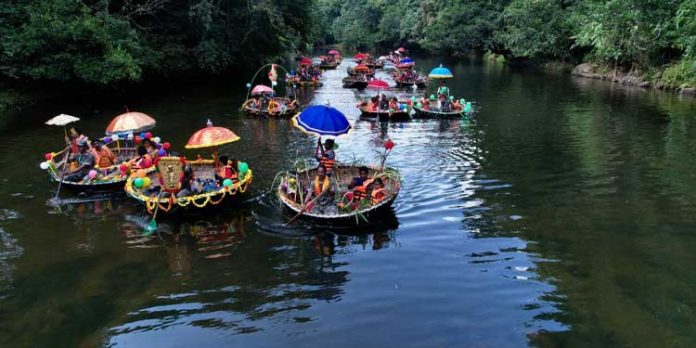 ഒന്നാം സ്ഥാനത്ത് ശിവതീർത്ഥ ; കേരളത്തിലെ ആദ്യ കുട്ടവഞ്ചി തുഴച്ചിൽ മത്സരം ആവേശമായി ഒന്നാം സ്ഥാനത്ത് ശിവതീർത്ഥ ; കേരളത്തിലെ ആദ്യ കുട്ടവഞ്ചി തുഴച്ചിൽ മത്സരം ആവേശമായി