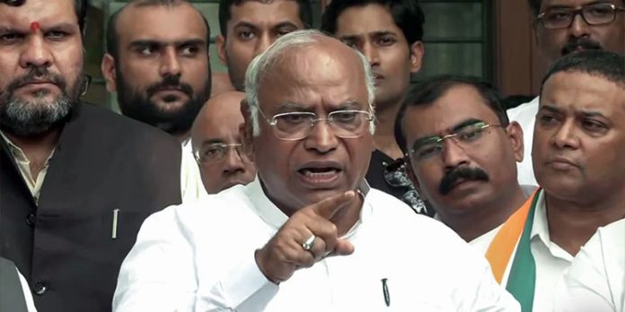 അടുത്തവർഷം ചെങ്കോട്ടയിലായിരിക്കില്ല വീട്ടിലാകും മോദി പതാകയുയർത്തുക ; മറുപടിയുമായി ഖാർഗെ അടുത്തവർഷം ചെങ്കോട്ടയിലായിരിക്കില്ല വീട്ടിലാകും മോദി പതാകയുയർത്തുക ; മറുപടിയുമായി ഖാർഗെ