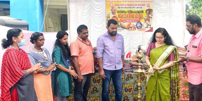 ഖാദി സ്പെഷ്യല് മേള : ജില്ലാ കളക്ടര് ഉദ്ഘാടനം നിര്വഹിച്ചു ഖാദി സ്പെഷ്യല് മേള : ജില്ലാ കളക്ടര് ഉദ്ഘാടനം നിര്വഹിച്ചു
