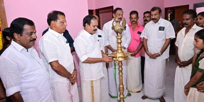 എസ്എൻഡിപി യോഗം പത്തനംതിട്ട യൂണിയന്റെ ഓണസമ്മാനമായ വീട് രാജനും കുടുംബത്തിനും എസ്എൻഡിപി യോഗം പത്തനംതിട്ട യൂണിയന്റെ ഓണസമ്മാനമായ വീട് രാജനും കുടുംബത്തിനും