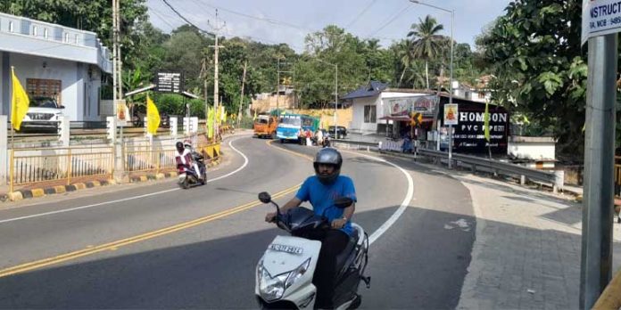 ഡീസല് കവിഞ്ഞൊഴുകി റോഡിലേക്ക് വീഴുന്നു ; തോട്ടമണ് വളവില് വീണ്ടും അപകടം ഡീസല് കവിഞ്ഞൊഴുകി റോഡിലേക്ക് വീഴുന്നു ; തോട്ടമണ് വളവില് വീണ്ടും അപകടം