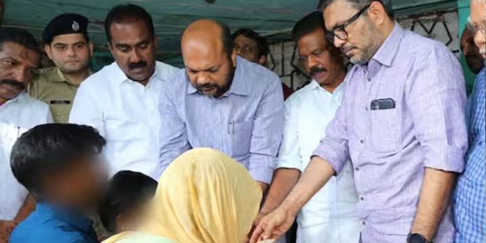ആലുവയിൽ കൊല്ലപ്പെട്ട അഞ്ചു വയസുകാരിയുടെ കുടുംബത്തിന് 10 ലക്ഷം കൈമാറി ആലുവയിൽ കൊല്ലപ്പെട്ട അഞ്ചു വയസുകാരിയുടെ കുടുംബത്തിന് 10 ലക്ഷം കൈമാറി