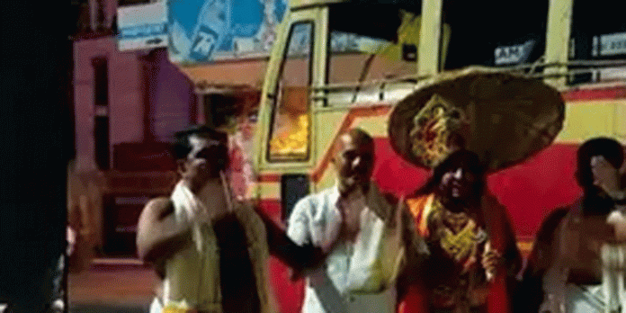 മാതൃകാപരമായ ഇടപെടല് നടത്തുന്ന ജീവനക്കാരെ ആദരിച്ച് കോഴഞ്ചേരി കെ.എസ്.ആര്.ടി.സി. വാട്സ്ആപ്പ് കൂട്ടായ്മ മാതൃകാപരമായ ഇടപെടല് നടത്തുന്ന ജീവനക്കാരെ ആദരിച്ച് കോഴഞ്ചേരി കെ.എസ്.ആര്.ടി.സി. വാട്സ്ആപ്പ് കൂട്ടായ്മ