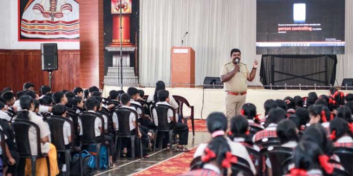 ട്രാഫിക് ബോധവത്കരണ ക്ലാസ്സ് നടത്തി ട്രാഫിക് ബോധവത്കരണ ക്ലാസ്സ് നടത്തി