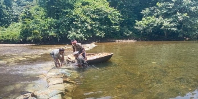 കുട്ടവഞ്ചി സവാരിക്കായി മണല് ചാക്കുകള് അടുക്കി തുടങ്ങി കുട്ടവഞ്ചി സവാരിക്കായി മണല് ചാക്കുകള് അടുക്കി തുടങ്ങി