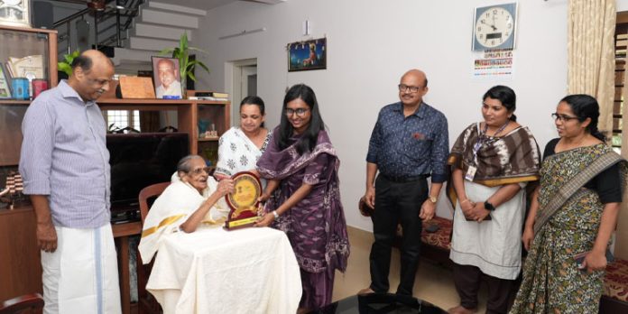 ആസാദി കാ അമൃത് മഹോത്സവം : റേച്ചല് ഉമ്മനെ സബ് കളക്ടര് ആദരിച്ചു ആസാദി കാ അമൃത് മഹോത്സവം : റേച്ചല് ഉമ്മനെ സബ് കളക്ടര് ആദരിച്ചു