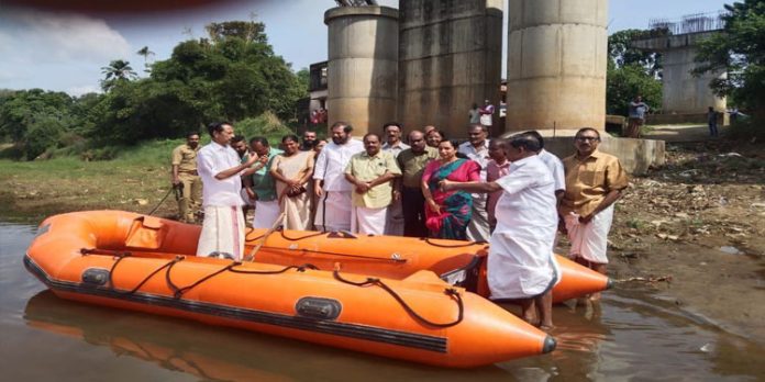 ഡിങ്കി ബോട്ട് നീറ്റിലിറക്കി ഡിങ്കി ബോട്ട് നീറ്റിലിറക്കി