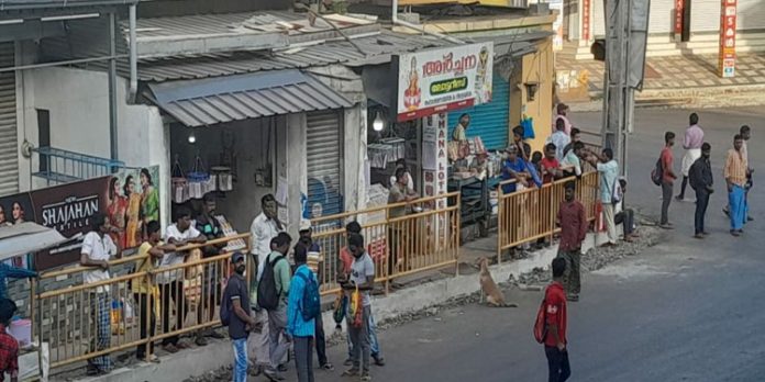 കടിഞ്ഞാണ് ഇല്ലാതെ കോന്നിയില് അന്യ സംസ്ഥാന തൊഴിലാളികള് കടിഞ്ഞാണ് ഇല്ലാതെ കോന്നിയില് അന്യ സംസ്ഥാന തൊഴിലാളികള്