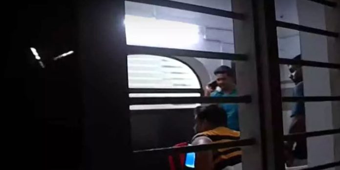 പ്രതിയെ പിടികൂടാന് വന്ന് കൈക്കൂലി വാങ്ങി ; കൊച്ചിയില് പിടിയിലായ കര്ണാടക പോലീസുകാരെ വിട്ടയക്കും പ്രതിയെ പിടികൂടാന് വന്ന് കൈക്കൂലി വാങ്ങി ; കൊച്ചിയില് പിടിയിലായ കര്ണാടക പോലീസുകാരെ വിട്ടയക്കും