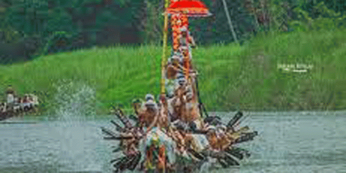 തിരുവാറന്മുളയപ്പന് ക്ഷേത്രം നിര്മ്മിക്കാന് മണ്ണ് നല്കിയ കരയില് നിന്നുള്ള മാരാമണ് പള്ളിയോടം തിരുവാറന്മുളയപ്പന് ക്ഷേത്രം നിര്മ്മിക്കാന് മണ്ണ് നല്കിയ കരയില് നിന്നുള്ള മാരാമണ് പള്ളിയോടം