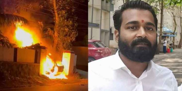 മാവേലിക്കരയിൽ കാർ പൊട്ടിത്തെറിച്ച് യുവാവിന് ദാരുണാന്ത്യം മാവേലിക്കരയിൽ കാർ പൊട്ടിത്തെറിച്ച് യുവാവിന് ദാരുണാന്ത്യം