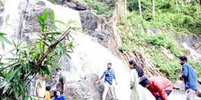 ടൂറിസം സാധ്യത ഏറെയെങ്കിലും അടിസ്ഥാന സൗകര്യങ്ങള് ഇനിയും വികസിക്കാതെ മണ്ണീറ ടൂറിസം സാധ്യത ഏറെയെങ്കിലും അടിസ്ഥാന സൗകര്യങ്ങള് ഇനിയും വികസിക്കാതെ മണ്ണീറ