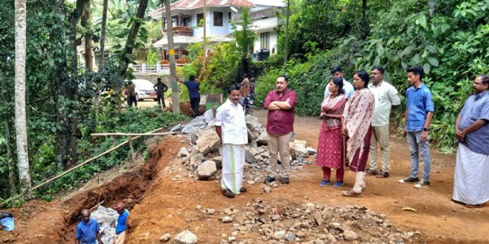 റോഡിൽ പൈപ്പ് സ്ഥാപിക്കുന്ന ജോലികൾ അടിയന്തിരമായി പൂർത്തീകരിക്കണമെന്ന് എംഎൽഎ റോഡിൽ പൈപ്പ് സ്ഥാപിക്കുന്ന ജോലികൾ അടിയന്തിരമായി പൂർത്തീകരിക്കണമെന്ന് എംഎൽഎ