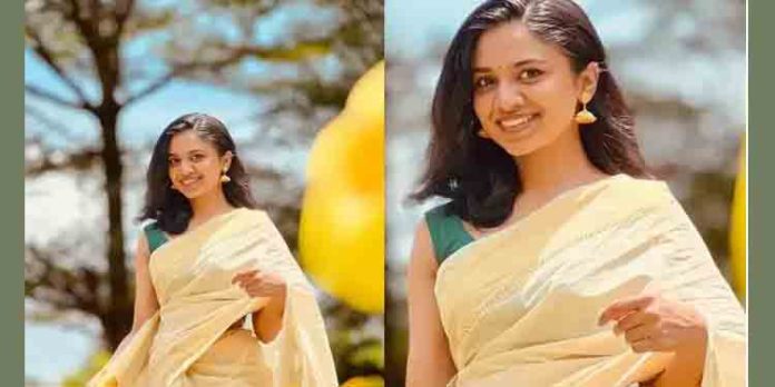 സിംപിള് ലുക്കില് ആരാധകരുടെ മനം കവര്ന്ന് മീനാക്ഷി സിംപിള് ലുക്കില് ആരാധകരുടെ മനം കവര്ന്ന് മീനാക്ഷി