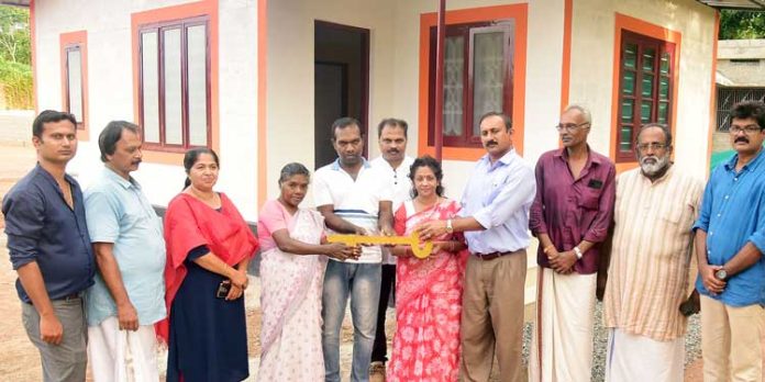 ഡോ .എം .എസ്. സുനിലിന്റെ 290 -മത്തെ സ്നേഹഭവനം വിധവയായ ഓമനയ്ക്കും കുടുംബത്തിനും ഡോ .എം .എസ്. സുനിലിന്റെ 290 -മത്തെ സ്നേഹഭവനം വിധവയായ ഓമനയ്ക്കും കുടുംബത്തിനും