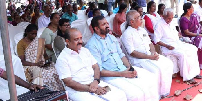 കോന്നിയെ ഉത്സവ തിമിർപ്പിൽ ആറാടിച്ച് കരിയാട്ടം കോന്നിയെ ഉത്സവ തിമിർപ്പിൽ ആറാടിച്ച് കരിയാട്ടം