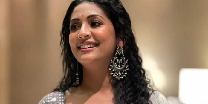 കള്ളപ്പണക്കേസ്: പിടിയിലായ ഉദ്യോഗസ്ഥനിൽ നിന്ന് നവ്യ നായർ ആഭരണങ്ങൾ കൈപ്പറ്റിയതായി ഇ.ഡി കള്ളപ്പണക്കേസ്: പിടിയിലായ ഉദ്യോഗസ്ഥനിൽ നിന്ന് നവ്യ നായർ ആഭരണങ്ങൾ കൈപ്പറ്റിയതായി ഇ.ഡി
