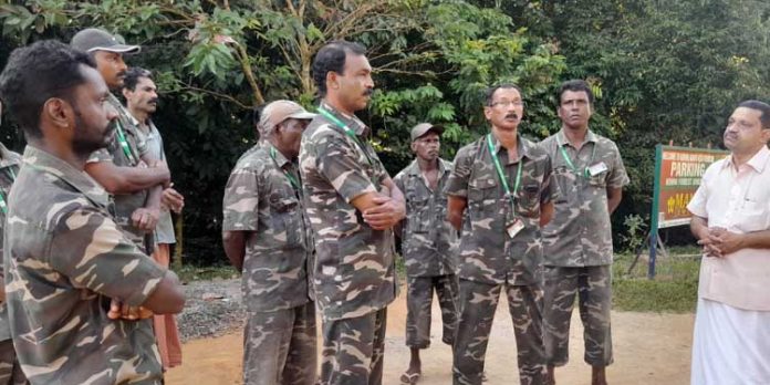 അടവി കുട്ടവഞ്ചി സവാരി കേന്ദ്രത്തിലെ തുഴച്ചിൽ തൊഴിലാളികൾക്ക് ഓണക്കാലത്ത് ആനുകൂല്യം നിഷേധിച്ച് വനംവകുപ്പ് അടവി കുട്ടവഞ്ചി സവാരി കേന്ദ്രത്തിലെ തുഴച്ചിൽ തൊഴിലാളികൾക്ക് ഓണക്കാലത്ത് ആനുകൂല്യം നിഷേധിച്ച് വനംവകുപ്പ്