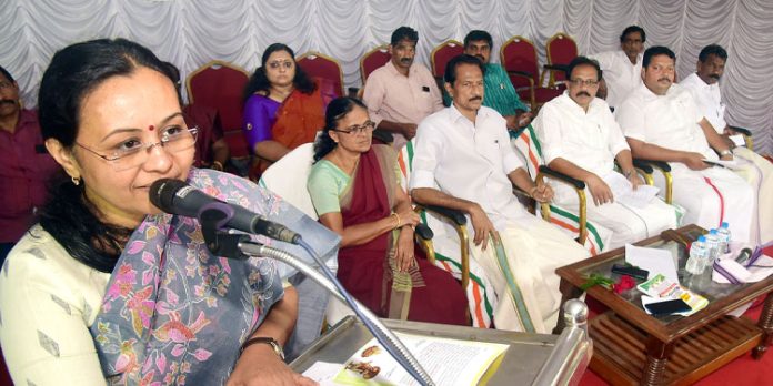 ഖാദിയിലൂടെ മികച്ച തുണിത്തരങ്ങള് പരമാവധി വിലക്കുറവില് ജനങ്ങളിലെത്തിക്കും : മന്ത്രി വീണാ ജോര്ജ് ഖാദിയിലൂടെ മികച്ച തുണിത്തരങ്ങള് പരമാവധി വിലക്കുറവില് ജനങ്ങളിലെത്തിക്കും : മന്ത്രി വീണാ ജോര്ജ്