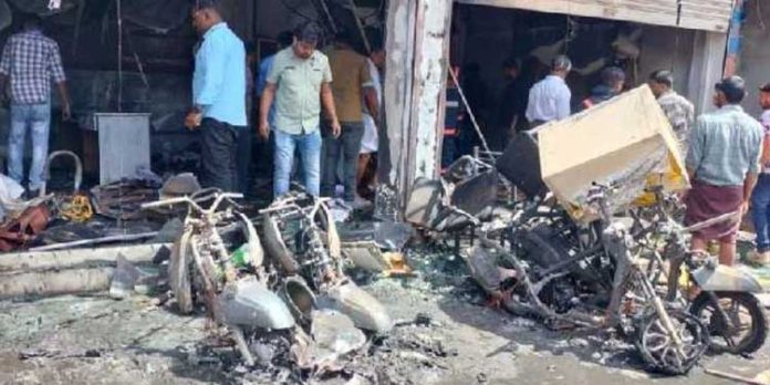 ടിവിഎസ് ഷോറൂമിൽ വൻ തീപിടുത്തം : ഇരുചക്രവാഹനങ്ങൾ കത്തിനശിച്ചു ടിവിഎസ് ഷോറൂമിൽ വൻ തീപിടുത്തം : ഇരുചക്രവാഹനങ്ങൾ കത്തിനശിച്ചു