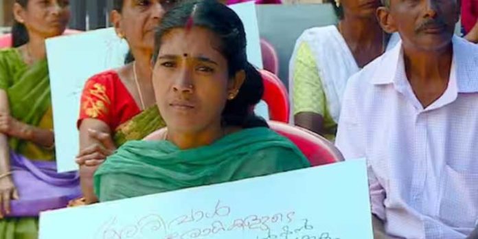 പെൻഷൻ കുടിശ്ശിക നല്കിയില്ല ; വയനാട് കളക്ടറേറ്റിന് മുന്നിൽ അരിവാൾ രോഗികളുടെ പ്രതിഷേധം പെൻഷൻ കുടിശ്ശിക നല്കിയില്ല ; വയനാട് കളക്ടറേറ്റിന് മുന്നിൽ അരിവാൾ രോഗികളുടെ പ്രതിഷേധം