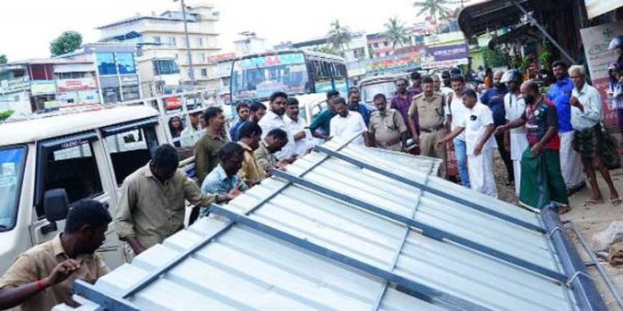 നഗരത്തിലെ അനധികൃത നിര്മ്മാണങ്ങള്ക്കെതിരെ കര്ശന നടപടിയുമായി നഗരസഭ നഗരത്തിലെ അനധികൃത നിര്മ്മാണങ്ങള്ക്കെതിരെ കര്ശന നടപടിയുമായി നഗരസഭ