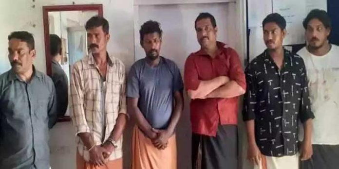 മദ്യപിച്ച ശേഷം പണം നൽകാതെ മുങ്ങാൻ ശ്രമിച്ചത് ചോദ്യം ചെയ്ത ജീവനക്കാരനെ ആക്രമിച്ചു ; സംഘം പോലീസ് പിടിയില് മദ്യപിച്ച ശേഷം പണം നൽകാതെ മുങ്ങാൻ ശ്രമിച്ചത് ചോദ്യം ചെയ്ത ജീവനക്കാരനെ ആക്രമിച്ചു ; സംഘം പോലീസ് പിടിയില്