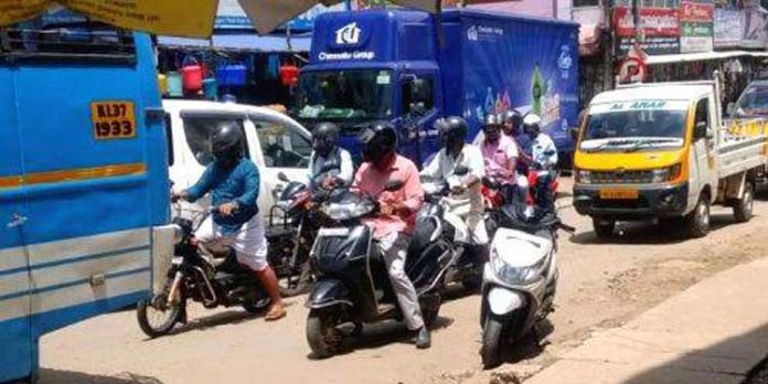 അനധികൃത പാര്ക്കിംഗും വഴിയോരക്കച്ചവടവും ; ഗതാഗതകുരുക്കില് ജില്ല അനധികൃത പാര്ക്കിംഗും വഴിയോരക്കച്ചവടവും ; ഗതാഗതകുരുക്കില് ജില്ല