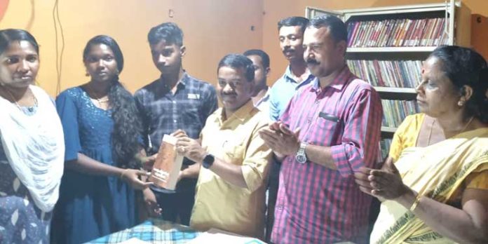 ഇടമുറി വലിയപതാല് ഭഗത് സിംഗ് ഗ്രന്ഥശാലയ്ക്ക് പുസ്തകങ്ങള് കൈമാറി ഇടമുറി വലിയപതാല് ഭഗത് സിംഗ് ഗ്രന്ഥശാലയ്ക്ക് പുസ്തകങ്ങള് കൈമാറി